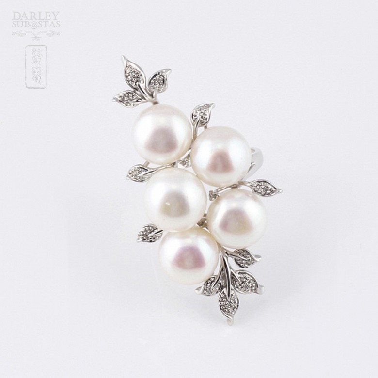 Anillo Perlas  blancas y  diamantes oro blanco de 18k.