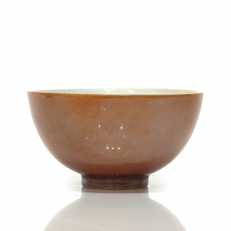 A small red enameled bowl, Qing dynasty