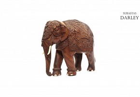 Talla de madera con forma de elefante.