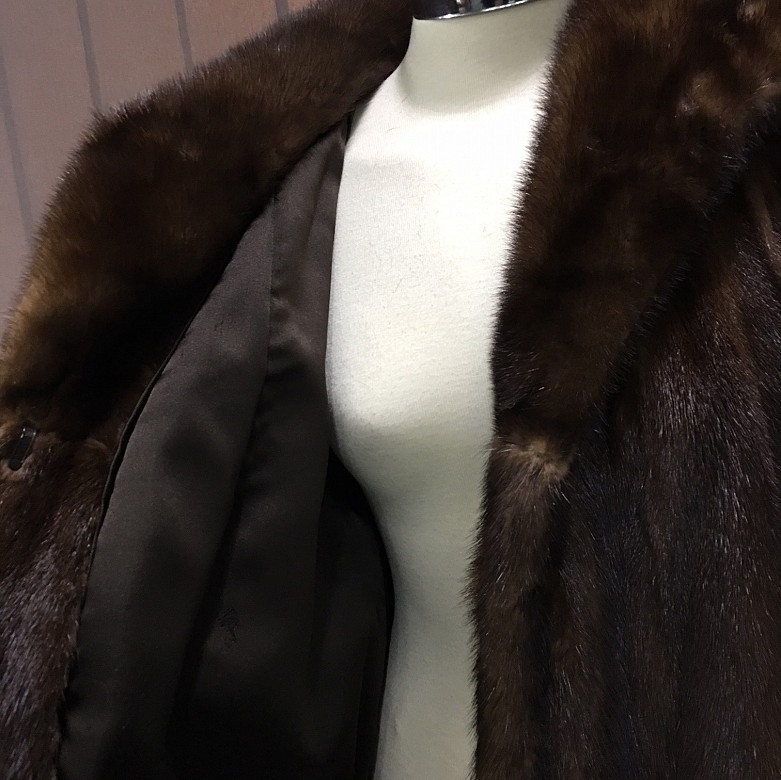 Nice dark brown mink fur coat and long cut. - 2
