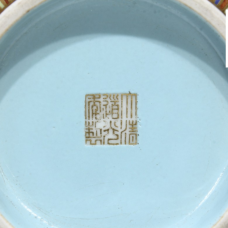 Jarrón de porcelana de fondo azul, con sello Daoguang.