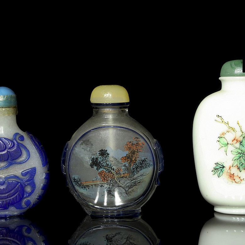 Three glass snuff bottles, 19th - 20th century