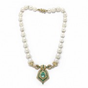 Collar de perlas australianas y colgante de oro amarillo de 18k con diamantes y esmeraldas