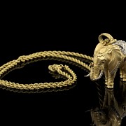 Collar-perfumero con forma de elefante en oro amarillo de 18 k