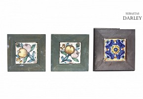 Tres azulejos valencianos de cerámica esmaltada, s.XVIII