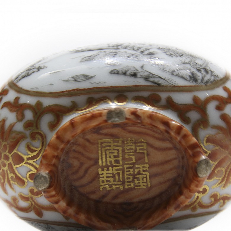 Small porcelain vessel, with Qianlong seal.