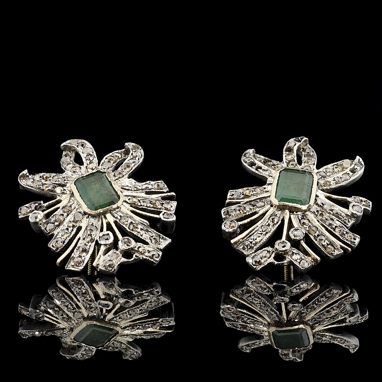 Earrings with diamonds and two emeralds - 1