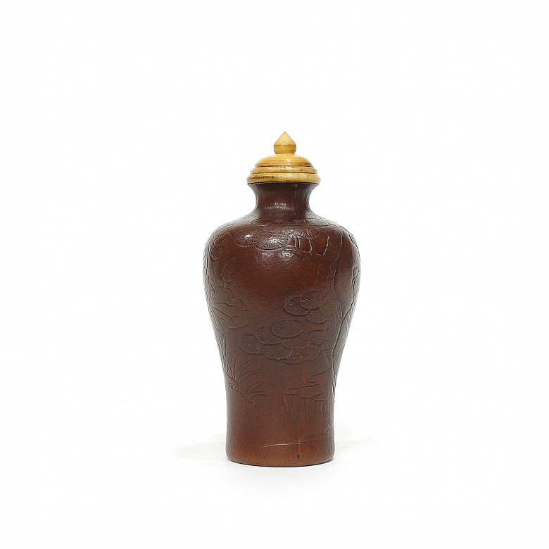 Carved gourd snuff bottle and bone lid, Qing dynasty. - 2