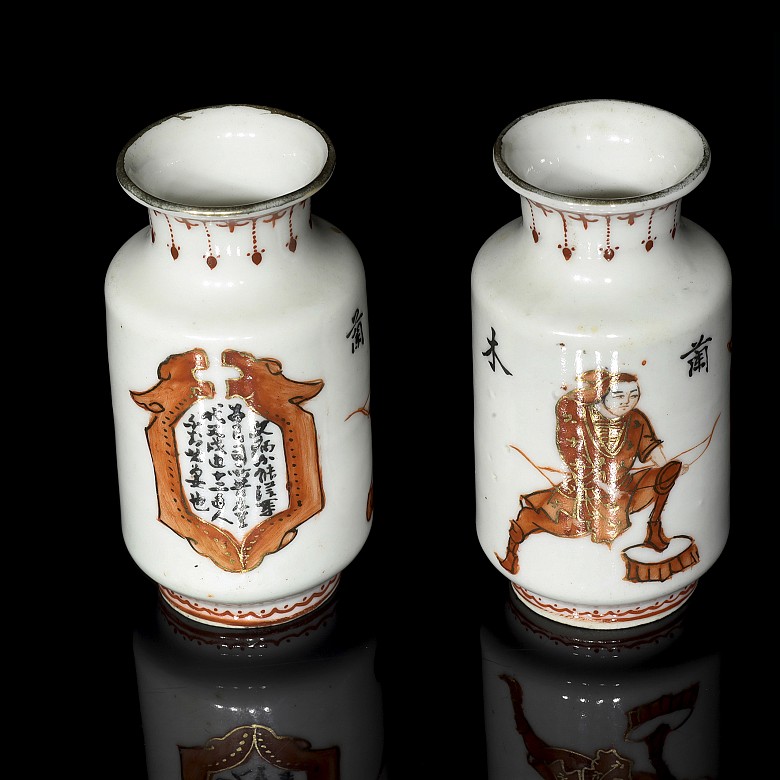 Dos pequeños jarrones de porcelana esmaltada, S.XX