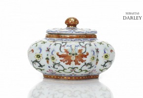 Small enameled porcelain bowl, Qing dynasty