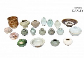 Lote de 19 piezas de cerámica vidriada, China.