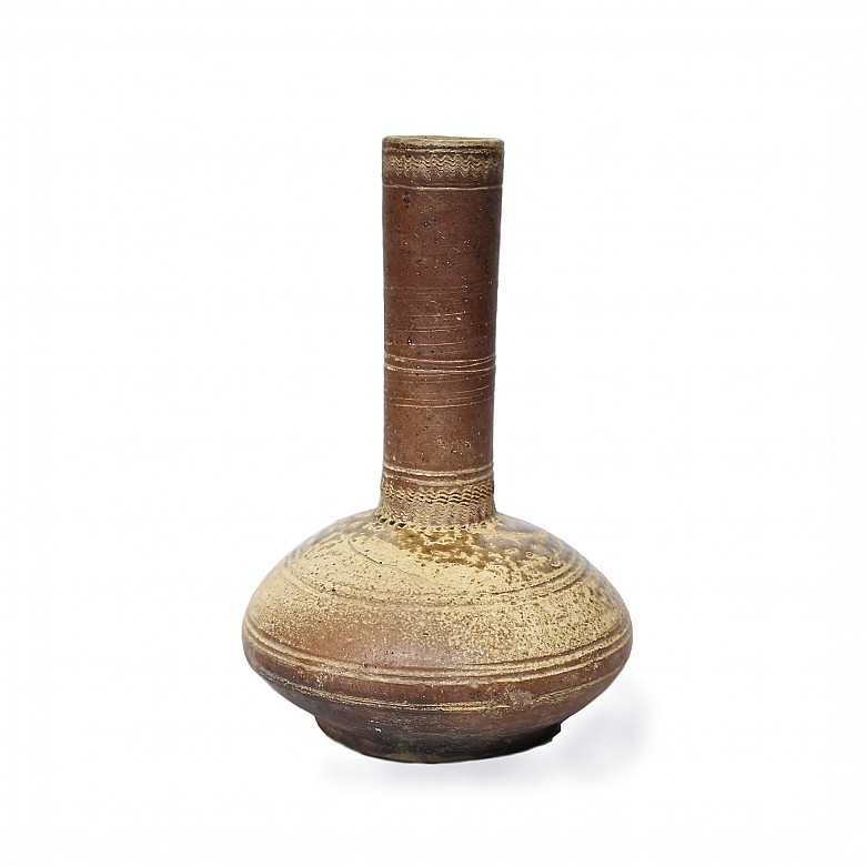 Long neck vase, Han dynasty (206 BC - 220 AD)