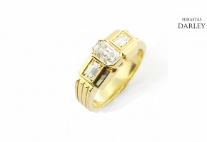 18k yellow gold ring with diamonds