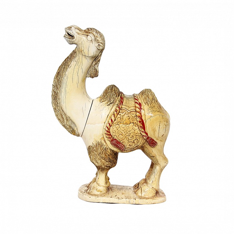 Camello de marfil con detalles policromados, China, pps.s.XX