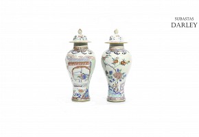 A pair of vases, Compagnie des Indes, 18th century