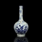 Porcelain enamelled high-necked vase, 20th century - 2