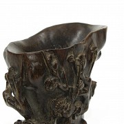 Copa de libación tallada con flores de cerezo, dinastía Qing.