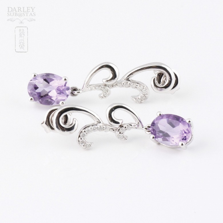 Earrings in 18k white gold, with amethysts and diamonds.