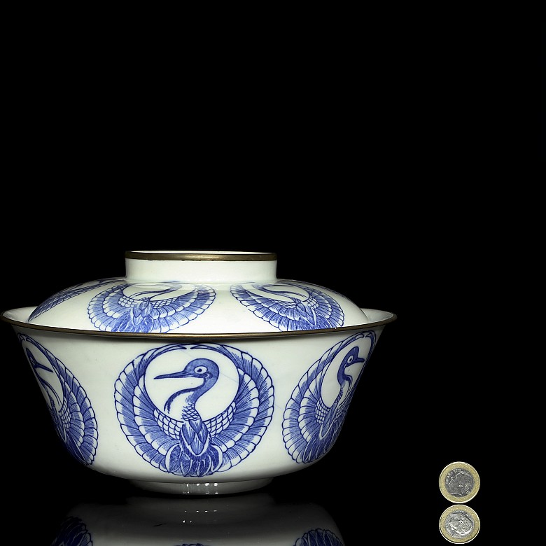 Gran cuenco con tapa de porcelana, azul y blanca, pps.S.XX - 7