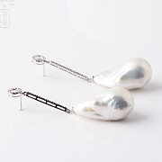 Earrings in 18k white gold with baroque pearl and diamond - 1