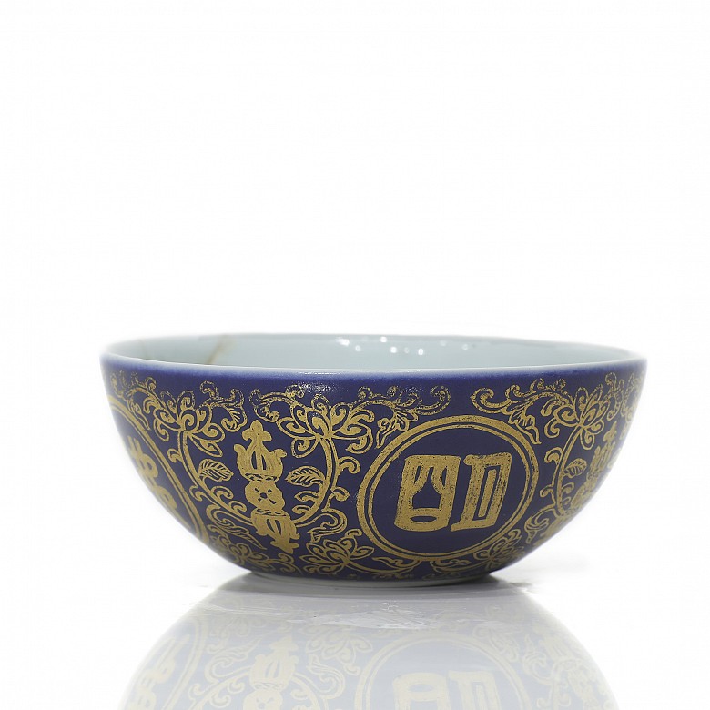 Pequeño cuenco de fondo azul con dorado, dinastía Qing