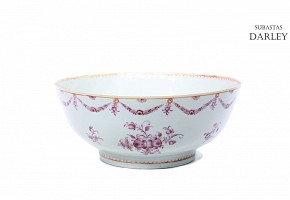 Large bowl of Chinese export porcelain, Qing dynasty, 18th century.