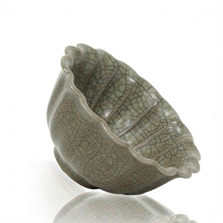 A Guanyao porcelain flower-shaped cup, Song dynasty