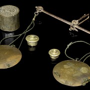 Antiguos utensilios con caja y un sello de metal, S.XIX