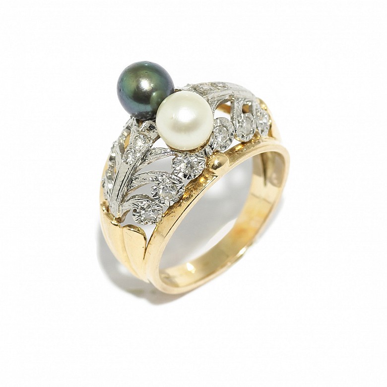 18kts yellow and white gold ring with two pearls.