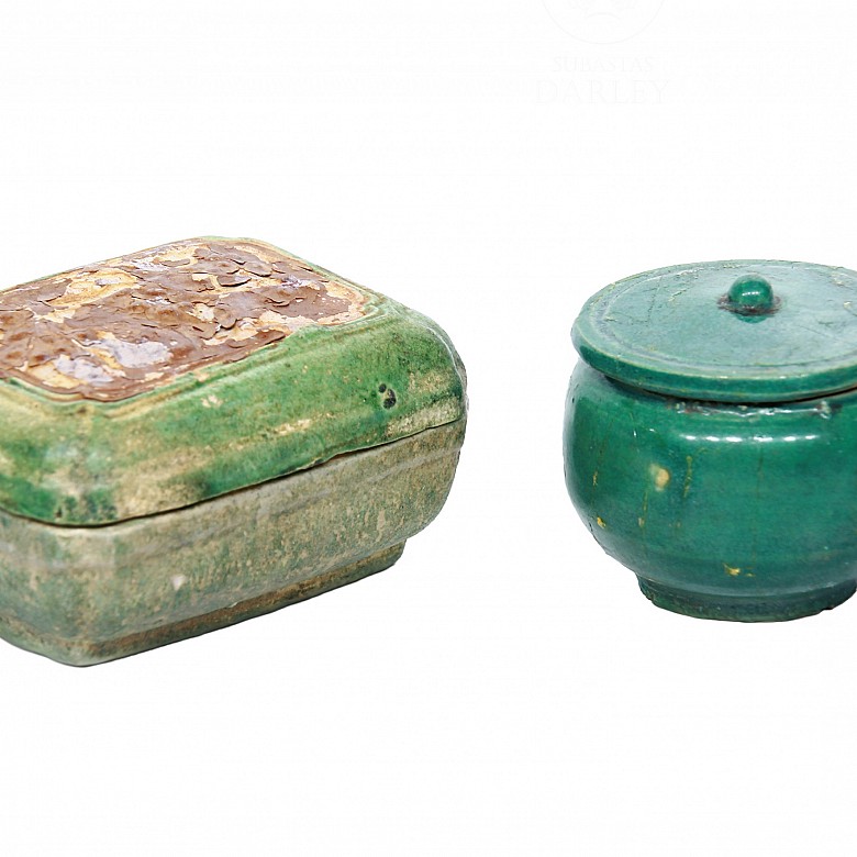 Dos piezas de porcelana esmaltada, China, pps.s.XX