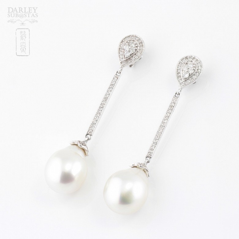 Elegant earrings with 0.46cts diamonds and Australian pearl - 1