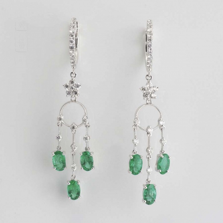 Earrings in 18k white gold, emeralds and diamonds - 1