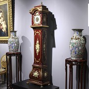Red lacquered tall case clock, med.s.XX - 1