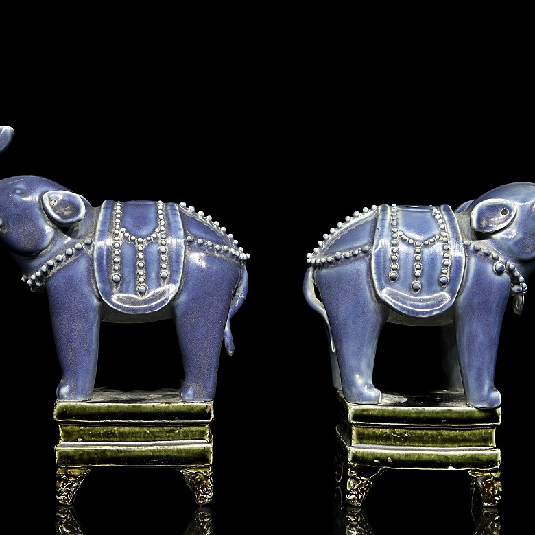Pareja de elefantes de porcelana vidriada, siglo XIX - 3
