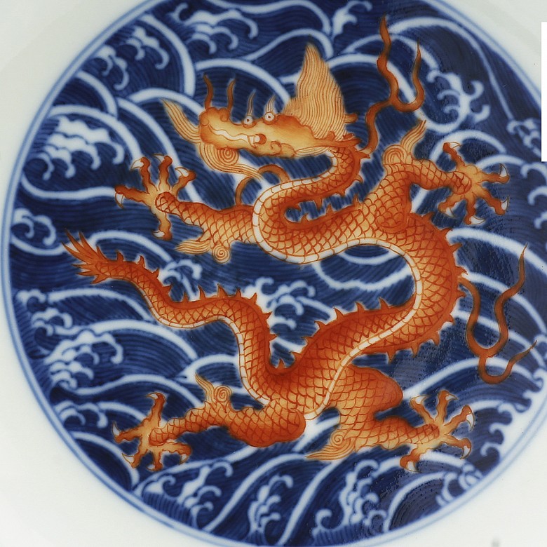 Plato de dragón esmaltado en azul y rojo, China, Qianlong (1736-1795)