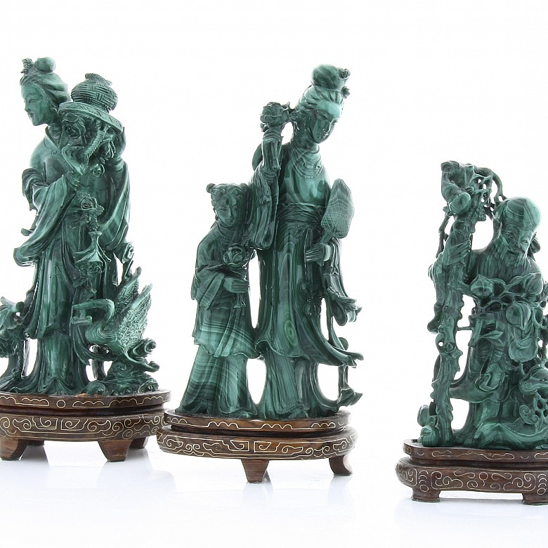 Tres esculturas de malaquita sobre peana de madera, s.XX