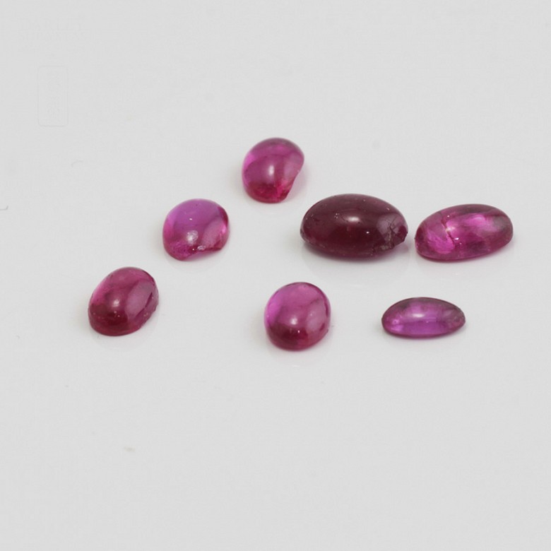 Lot composed of 7 rubies, in carved cap, total weight of 5.20cts.