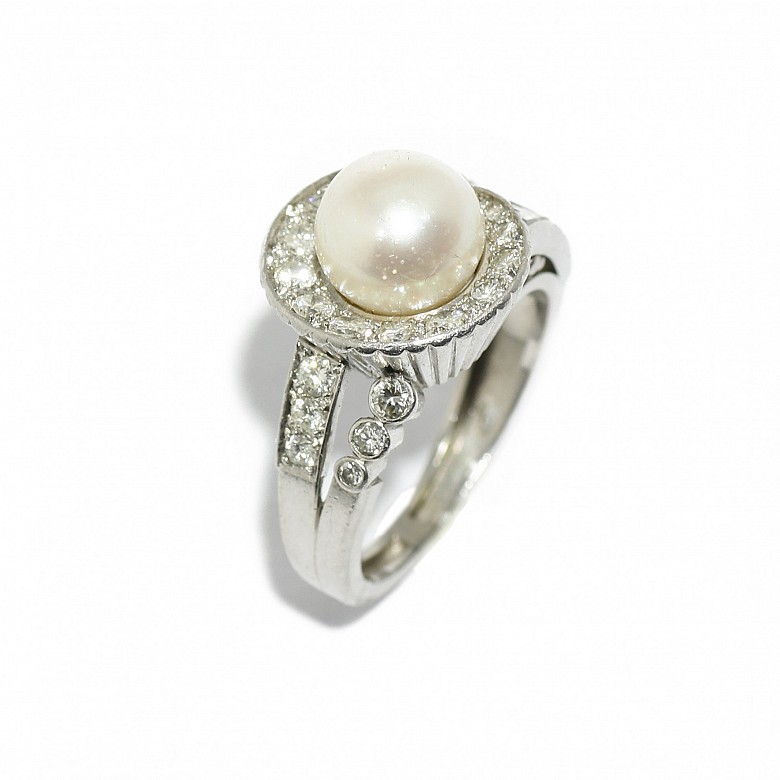 铂金镶嵌钻石配白珍珠戒指