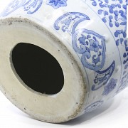 Mesa con pie de porcelana china y tapa de vidrio, S.XX - 2