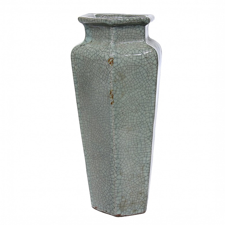 Jarrón de cerámica con fondo celadón, S.XX