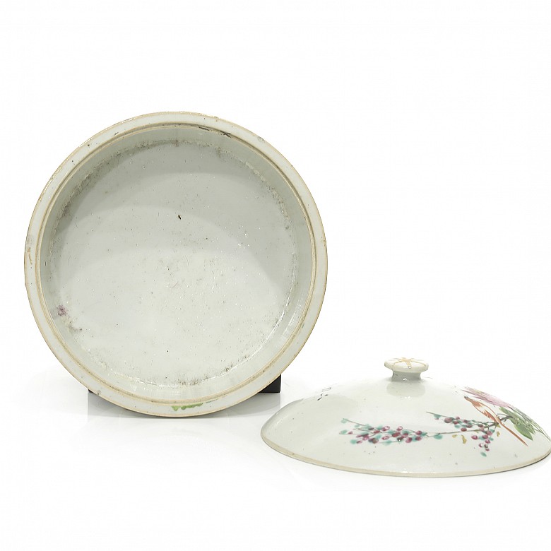 Recipiente con tapa de porcelana china, pps. S.XX