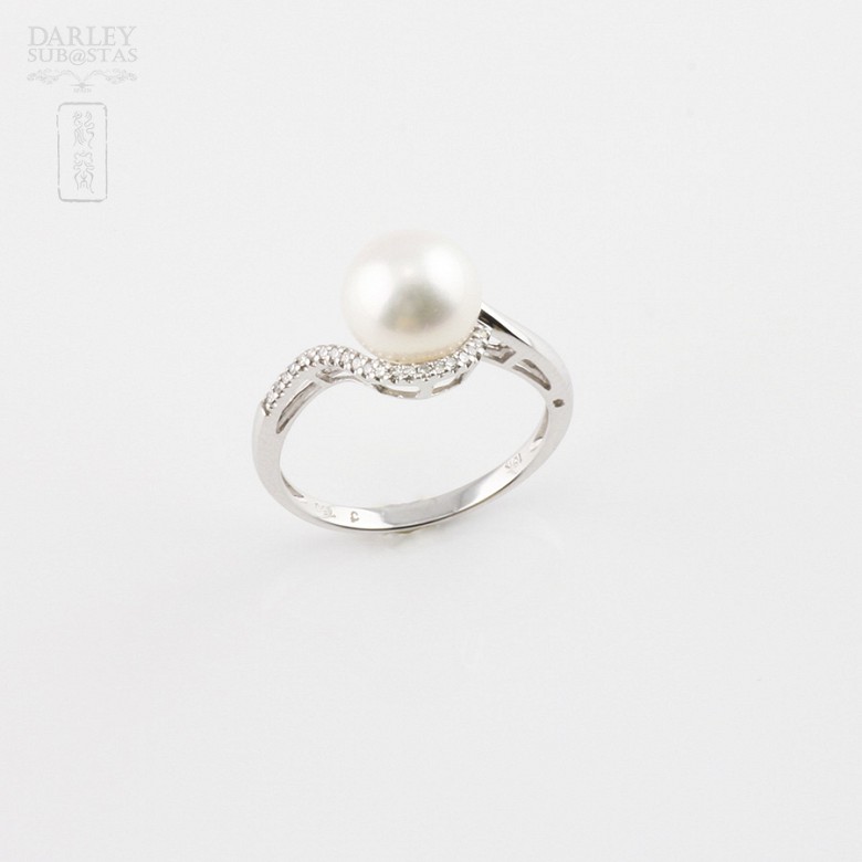 圆白珍珠配钻石18K白金戒指