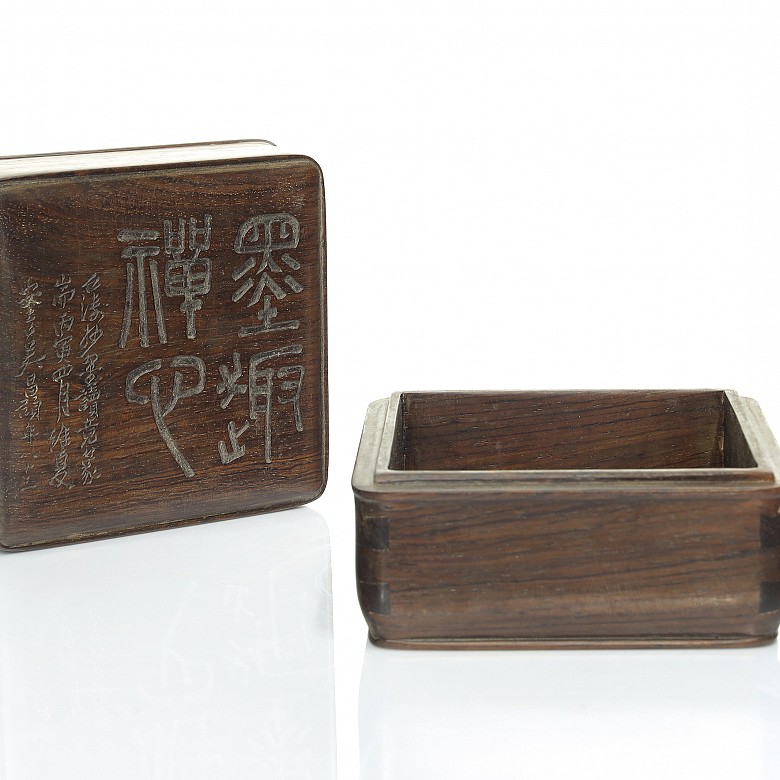 Caja de madera tallada con inscripciones, dinastía Qing