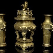 Gran incensario de bronce con jarrones