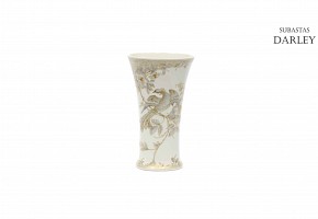 German porcelain vase decorated with a fenix, 20th century.