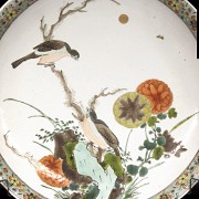 Plato con pájaros y flores, porcelana esmaltada.