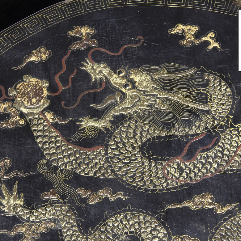 Caja de madera lacada con dragón, dinastía Qing.