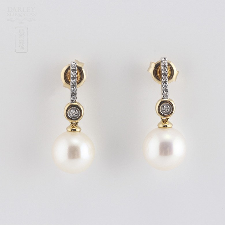 Pendientes perla blanca redonda y diamante en oro amarillo