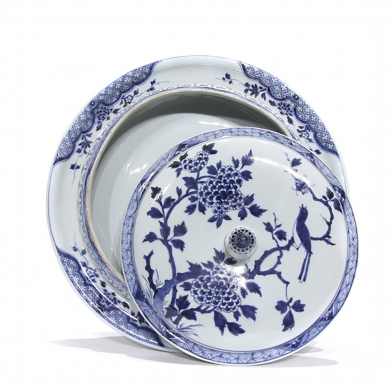 Chinese dish with lid, 20th century