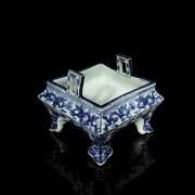 A blue and white porcelain censer, Ming-Qing dynasty